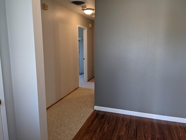 Building Photo - 1402 Pointe Claire Ct