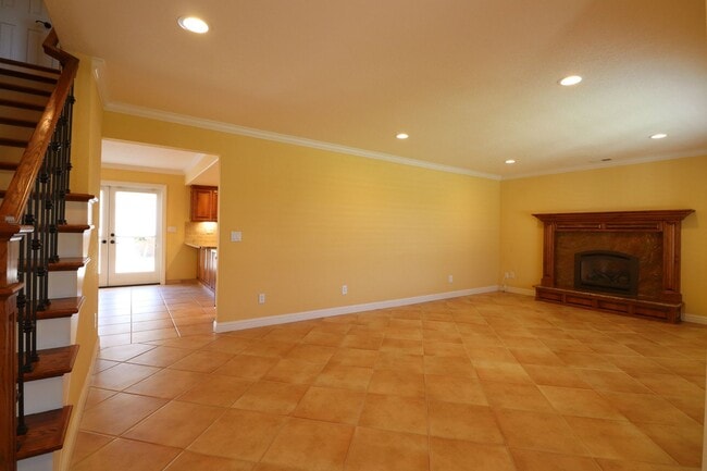 Building Photo - Beautiful Executive Home on the Golf Course