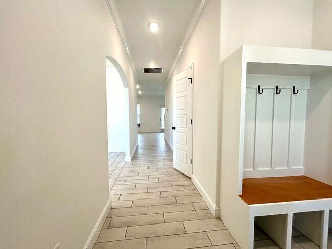Foto del edificio - Gorgeous Contemporary Family Home in Cente...