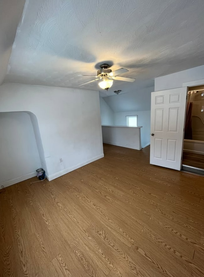 Building Photo - Spacious 3-bedroom, 1-bathroom apartment in a fantastic downtown location!