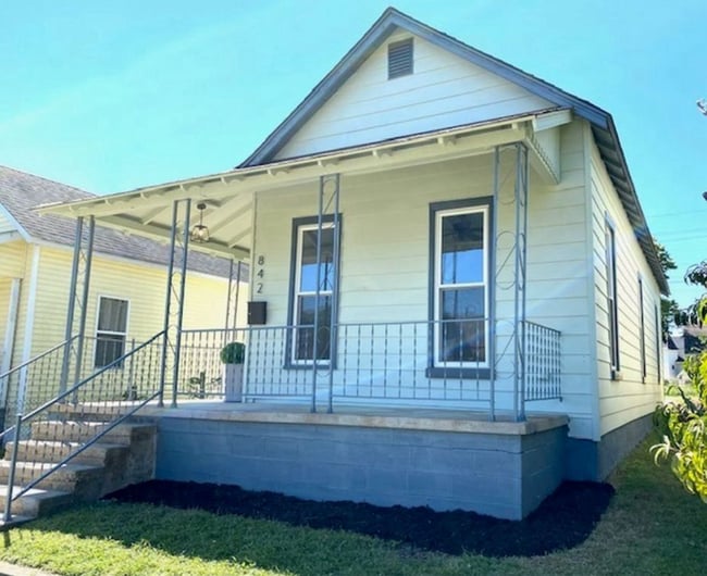 Building Photo - 842 Werner Ave