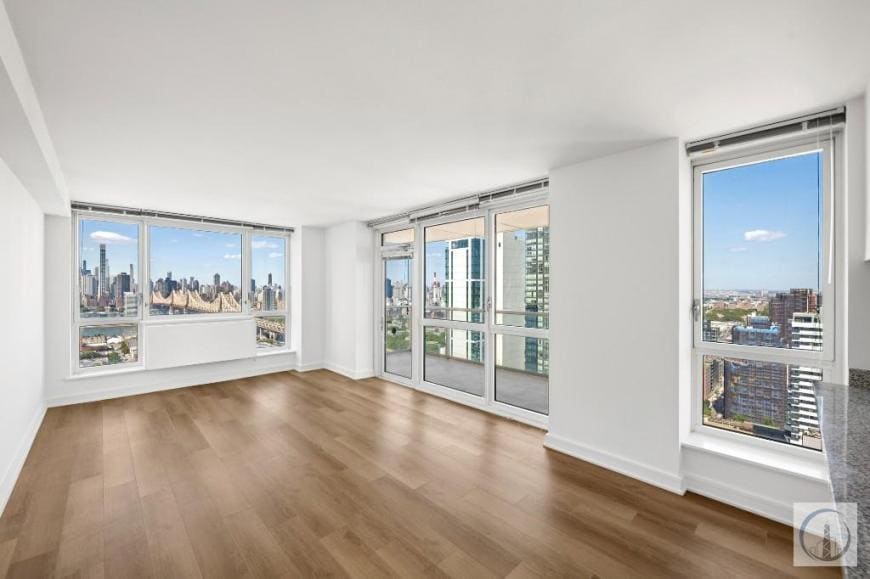 Foto principal - 2 bedroom in Long Island City NY 11101