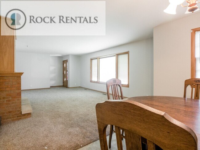 Building Photo - 4 Bed 2 Bath in Arlington