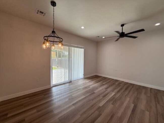 Building Photo - 1003 N Armijo St