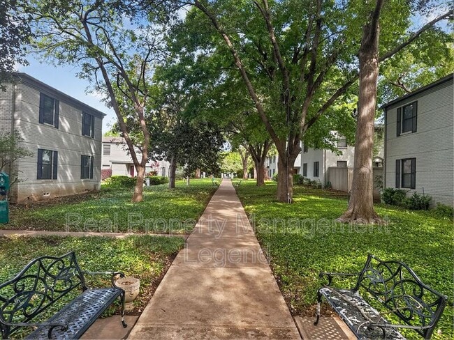 Building Photo - 4944 N Hall St