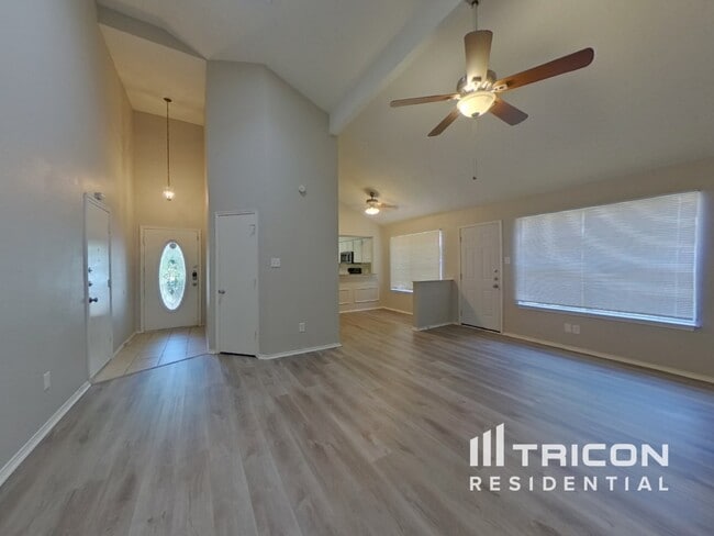 Building Photo - 1008 W Lovers Ln