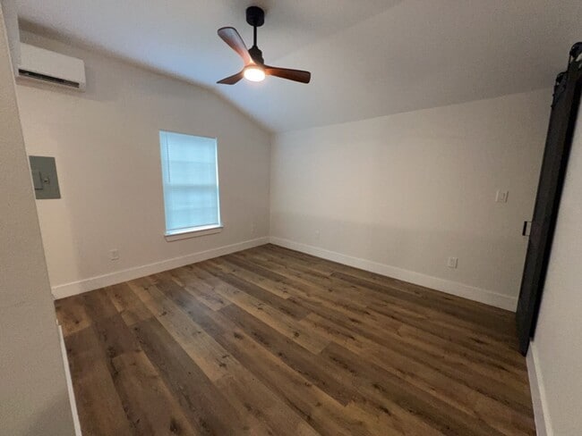 Building Photo - 224 Everton St