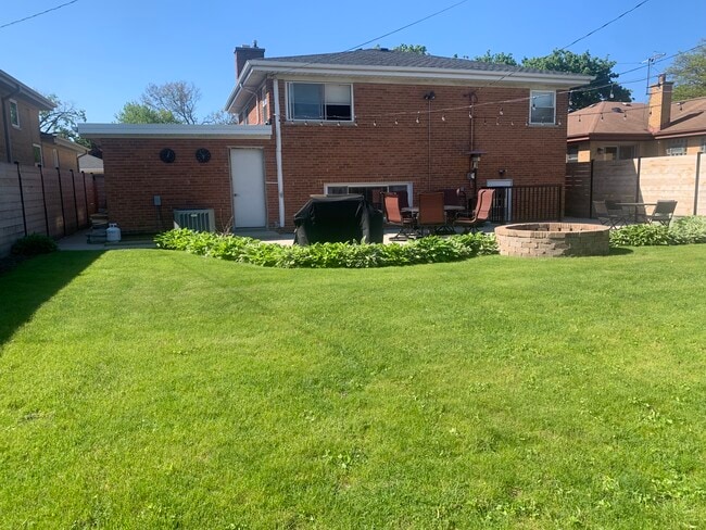Building Photo - 5669 N Kerbs Ave