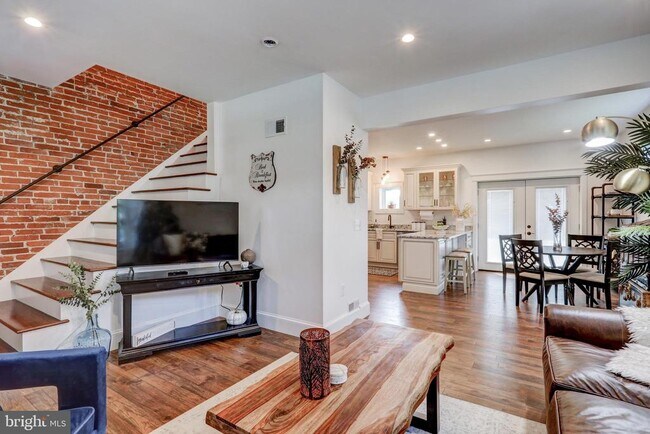 Building Photo - 354 New Holland Ave