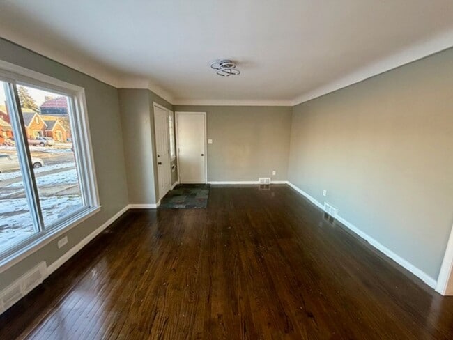 Building Photo - Three bedroom One and a half bath Brick Colonial home for lease