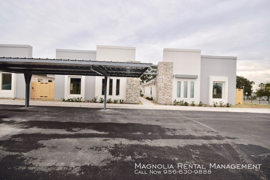 Primary Photo - Tropic Star Apartments