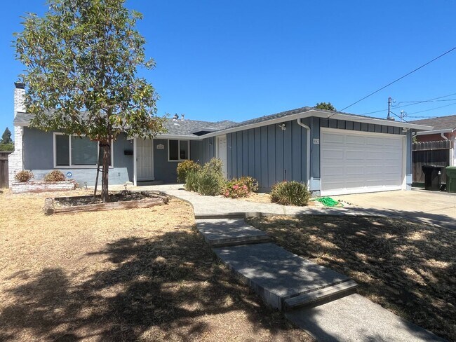 Building Photo - 4 bedroom has nice layout, great location ...