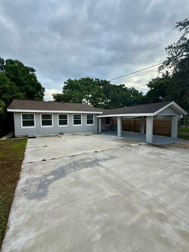 Foto del edificio - Dual Living Delight in the Heart of Lakeland!