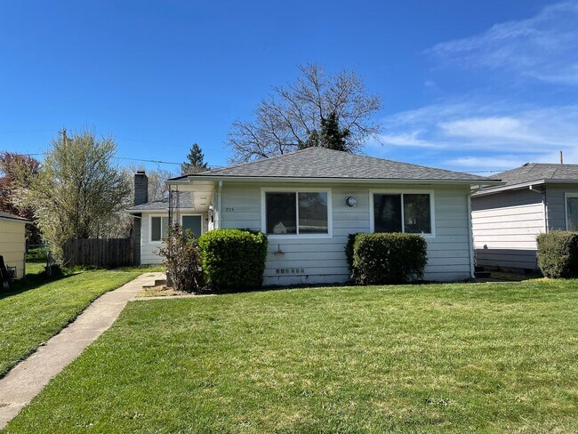 Foto del edificio - Nice 2 Bedroom 1 Bath Front Duplex-Parking and a Garage with Remote for Easy Access