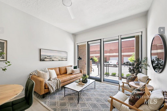 Foto del edificio - Stylish 1 Bed, 1 Bath Main-Level Condo in ...