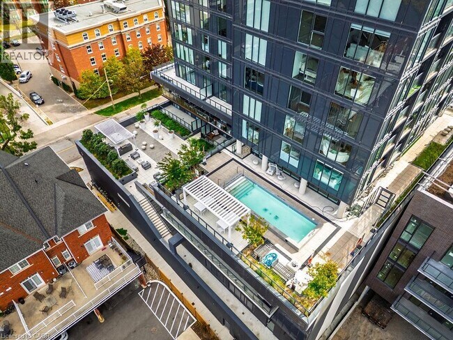 Building Photo - 370 Martha St