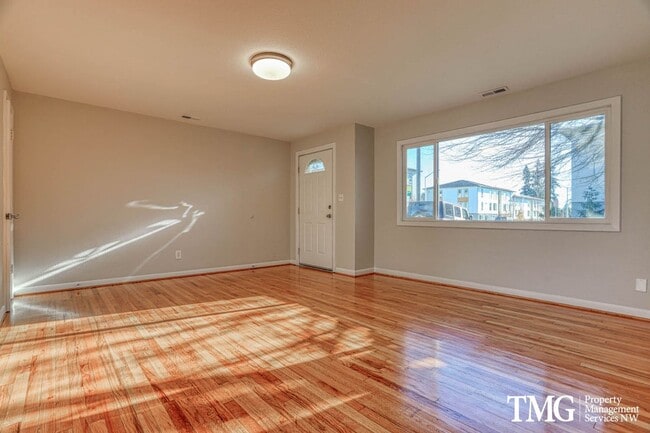 Building Photo - Lovely 3 BD Ranch Style Home - Beautiful Hardwood, Huge fenced back yard!