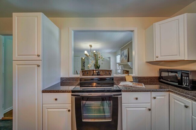 Building Photo - 220 Beachland Dr