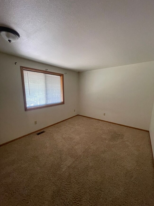 Building Photo - 3 Bedroom Home on Large Corner Lot!