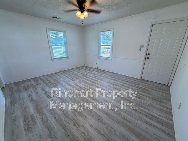 Building Photo - 1431 Edgewood Dr