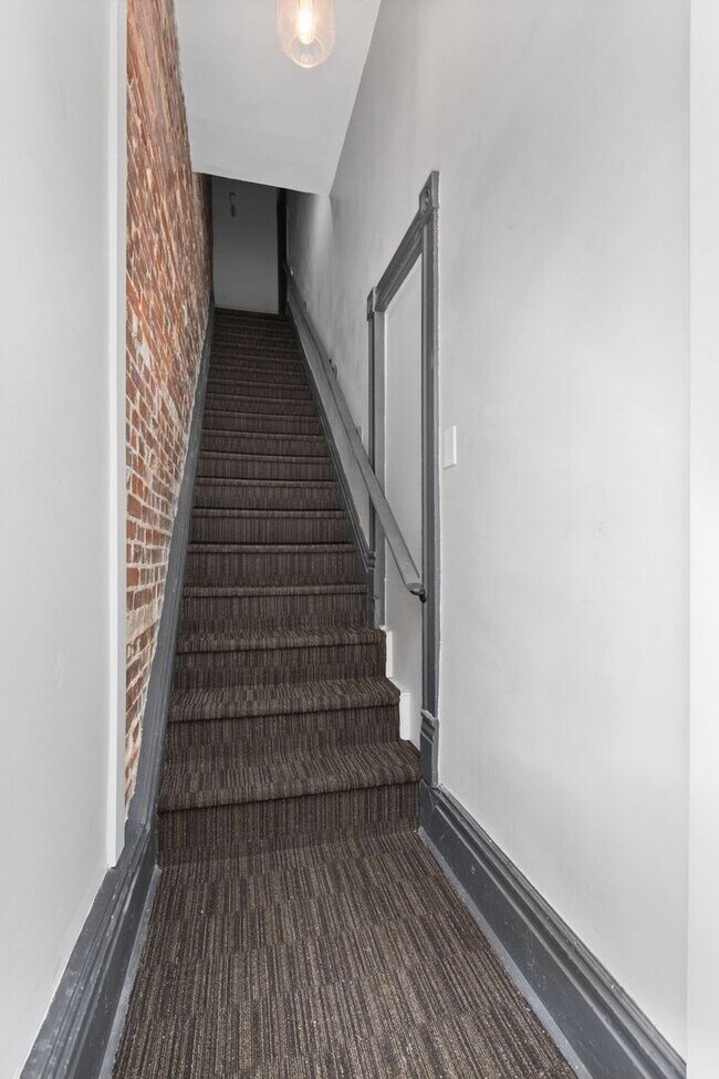 Building Photo - 2700-2702 Macklind