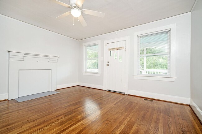 Building Photo - Recently Updated 3 Bedroom 1.5 Bath Home W...