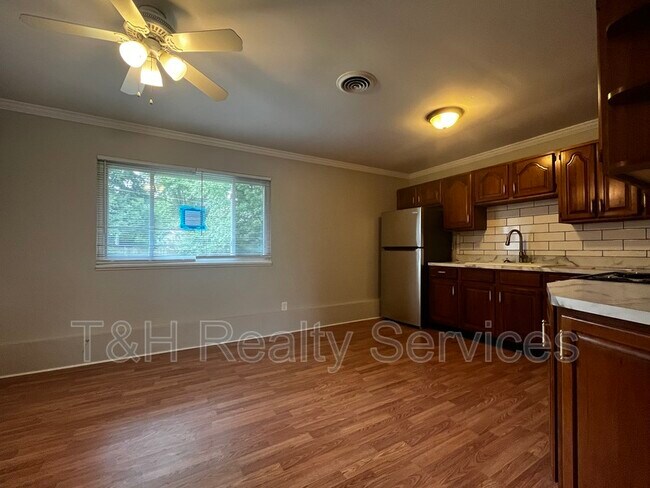 Building Photo - 405 Gerry Dr