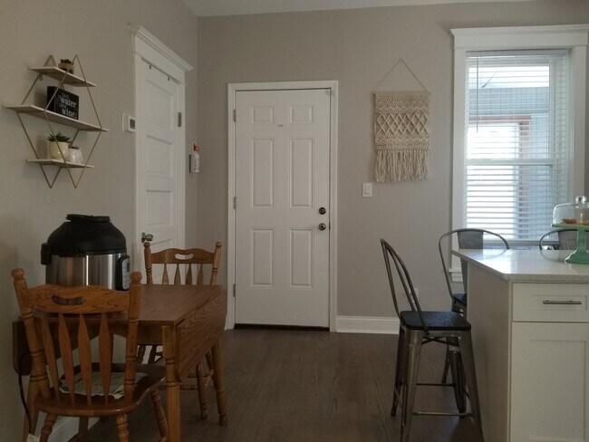 Foto del edificio - 2225 N Leavitt St