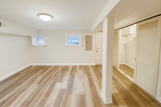 Building Photo - 611 Otis Pl NW