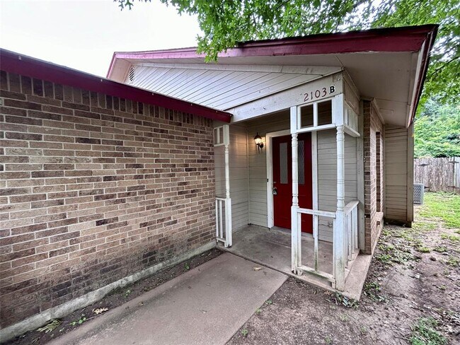 Building Photo - 2103 Courtney St