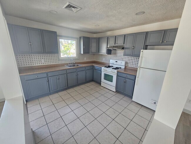 Kitchen - 96 N 9th St