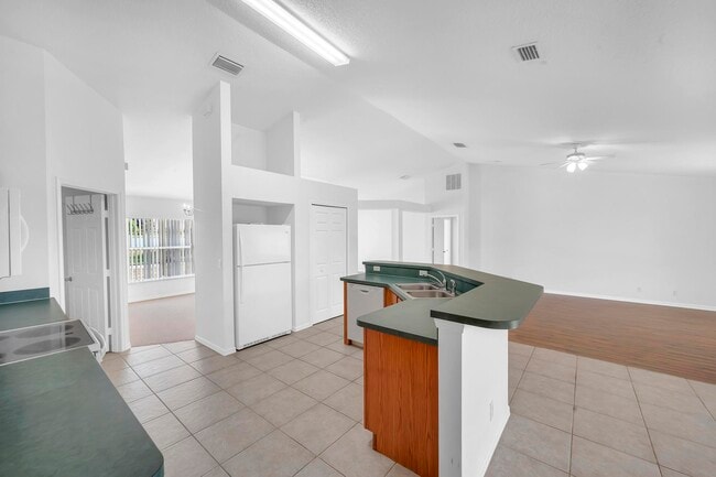 Building Photo - 446 SW S Quick Cir