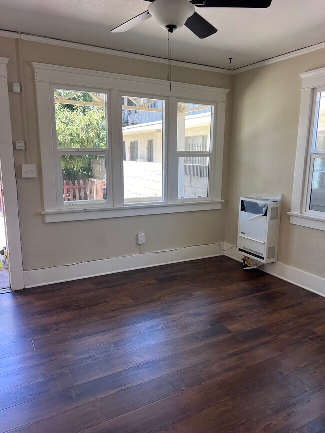 Foto del edificio - 2512 E 3rd St