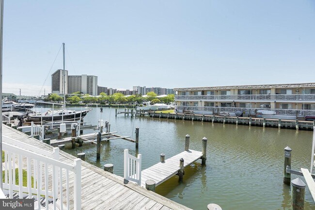 Foto del edificio - 121 Newport Bay Dr