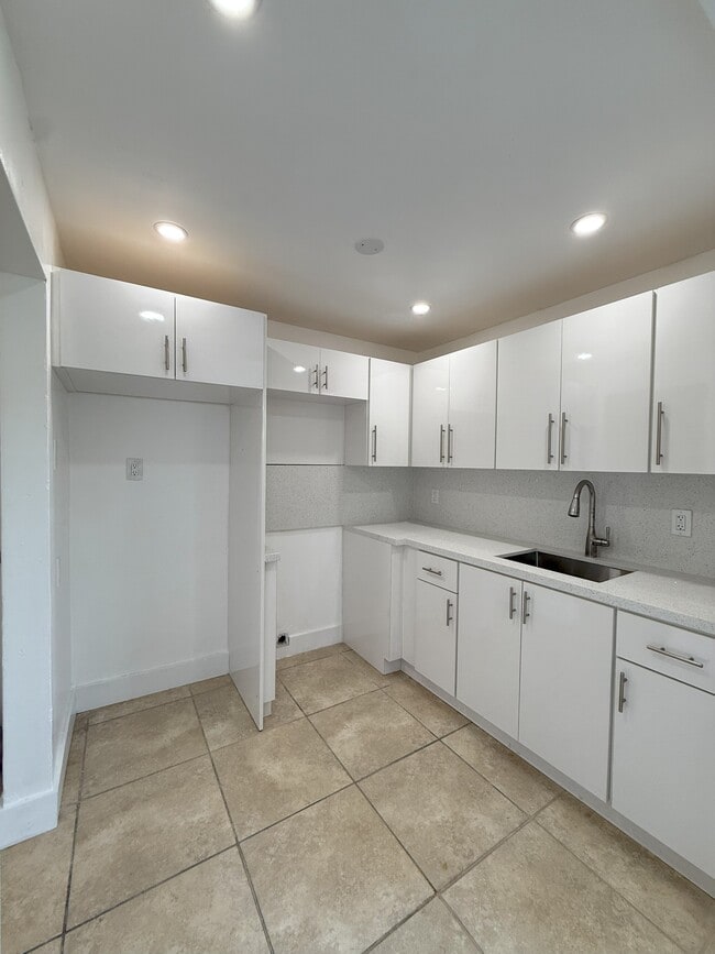 Kitchen - Alhambra Apartments