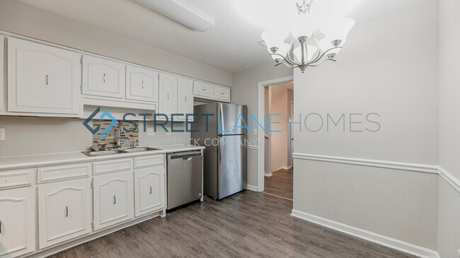 Building Photo - NOW OFFERING $250 OFF THE FIRST FULL MONTH...
