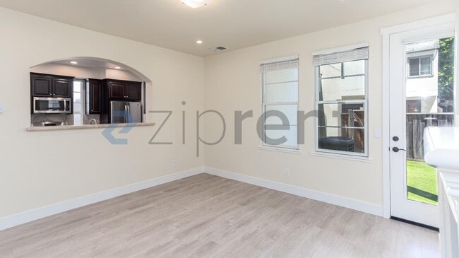 Building Photo - Unit