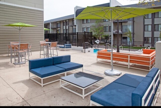 Foto del edificio - 5240 W 102nd St