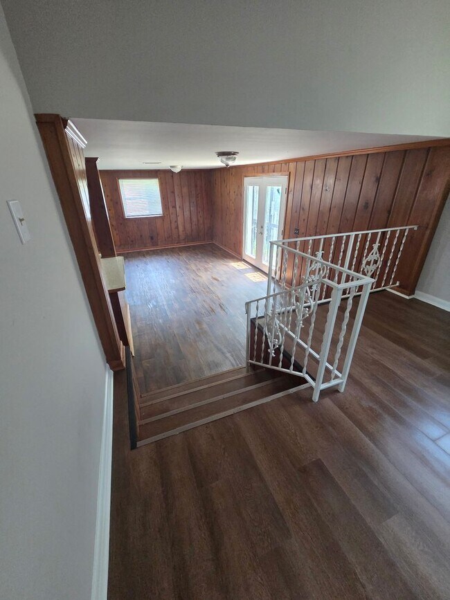 Building Photo - Large split level in Nashville by Carter Rent To Own