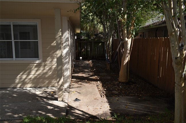 Building Photo - 16627 Gaeldom Dr