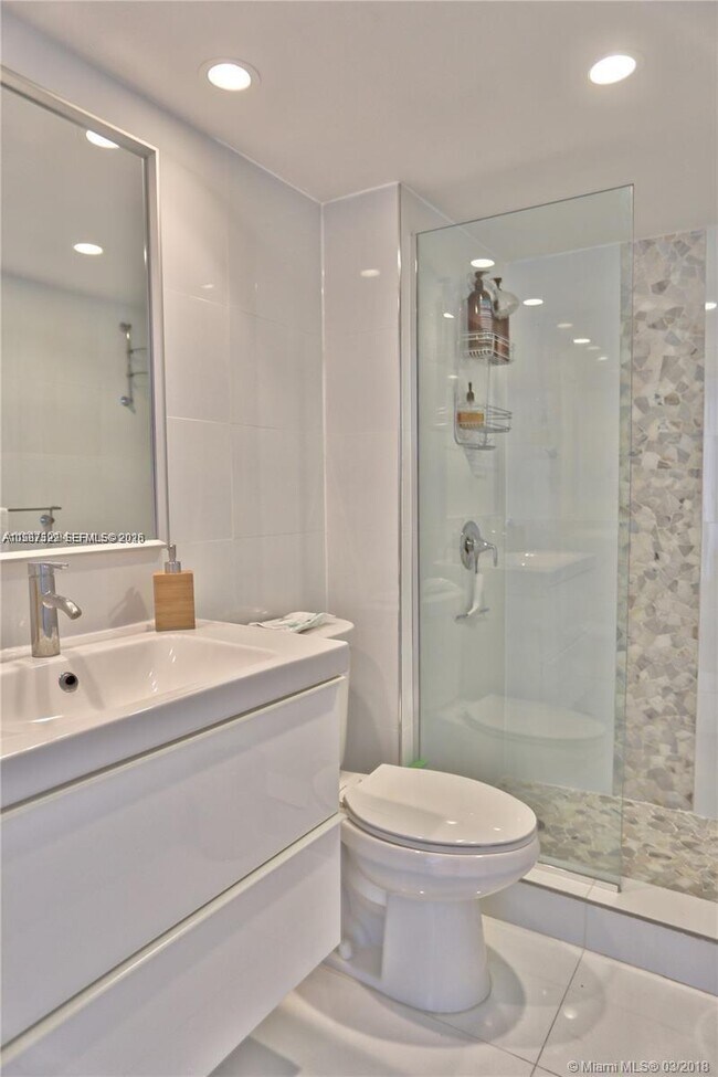 Foto del edificio - 5555 Collins Ave