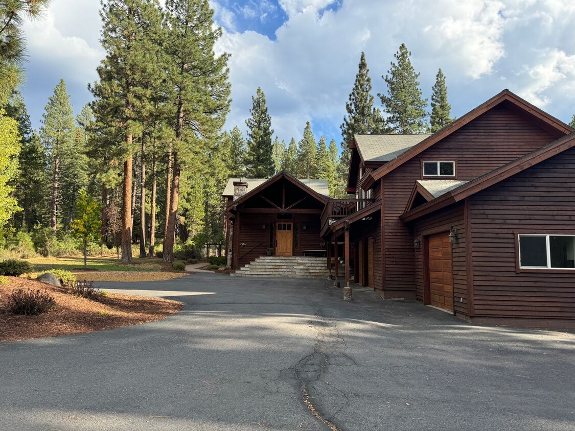 Primary Photo - Luxury Mountain Retreat: 4-Bedroom Home wi...