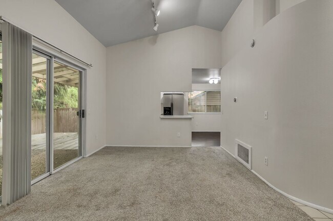 Foto del edificio - 3 Bedroom East Hill Home - $3,000/month