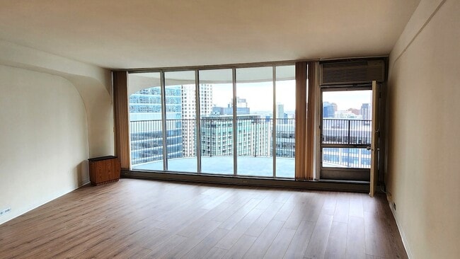 Foto del edificio - 300 N State St