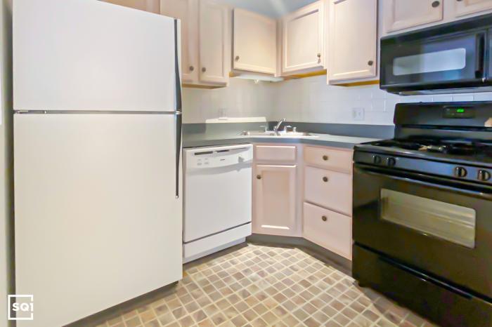 Primary Photo - 2 bedroom in Chicago IL 60657
