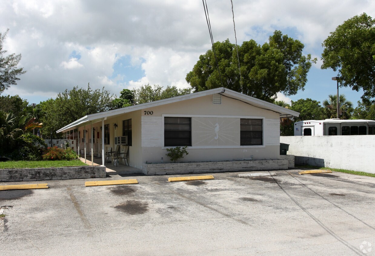 Foto del edificio - 700-704 NE 1st Ct