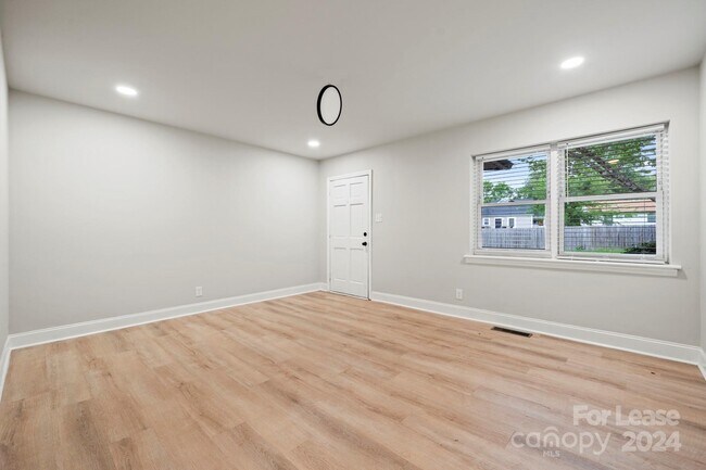 Building Photo - 2640 Ringwood St