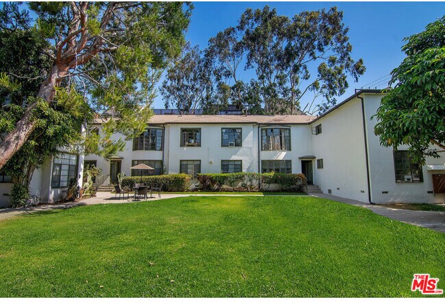 Building Photo - 925 N Sweetzer Ave