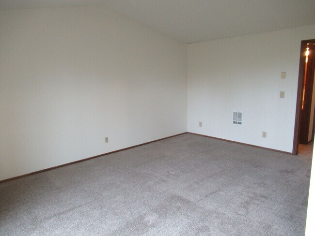 Building Photo - One Bedroom Apartment Close to Downtown