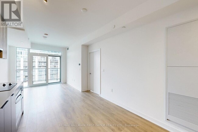 Building Photo - 1037 The Queensway